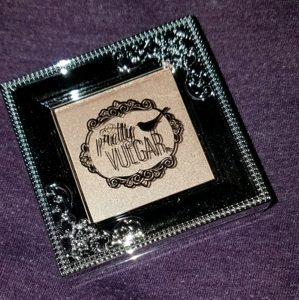 Pretty Vulgar Shimmering Swan Highlighter